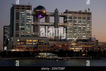 ODAIBA, TOKIO-CIRCA die dritte und aktuelle Fuji TV-Zentrale in Odaiba, bekannt für seine einzigartige Architektur von Kenzo Tange Stockfoto