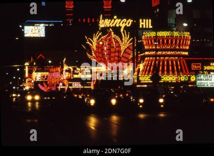 Autos, die nachts am Flamingo Hotel auf dem Strip in Las Vegas vorbeifahren. Stockfoto