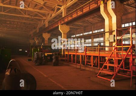 Herstellung von Betonplatten. Stahlbeton Produktion. Arbeiter arbeiten mit Metall, Schweißen Verstärkung für Betonbewehrung. Haus-Gebäude Stockfoto