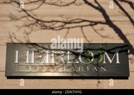 Nahaufnahme des vegetarischen Restaurants Heirloom Schild in Vancouver, BC, Kanada Stockfoto