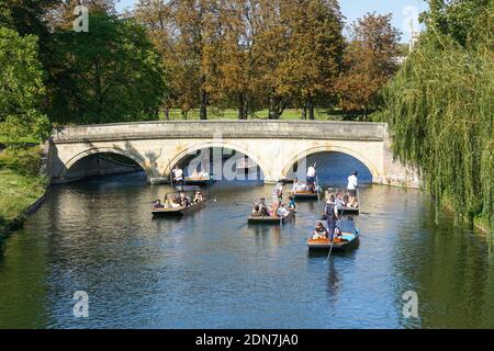 Menschen, die unter Trinity College Bridge auf dem Fluss Cam in Cambridge, Cambridgeshire England Vereinigtes Königreich Stockfoto
