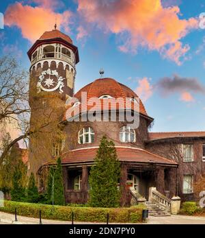 Das wichtigste Symbol von Svetlogorsk (ehemalige Rauhen) - Alte Wasserturm der städtischen Wasser-und Schlammkurklinik. Altes Gebäude mit einem Ziegeldach Stockfoto