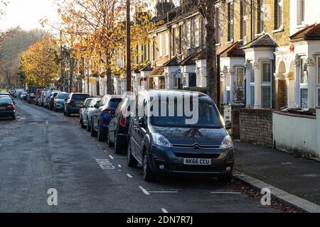 Reihenhäuser auf Wohnstraße in Waltham Forest, London, England Vereinigtes Königreich Großbritannien Stockfoto