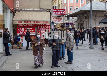 17. Dezember 2020: In den Tagen des Coronavirus am 17. Dezember 2020 in Eminonu, Istanbul, Türkei, warten Menschen in einer Schlange an der nationalen Lotteriekasse. Der große Bonus in der Neujahrsverlosung, die von der National Lottery Administration gehalten wird, wird 100 Millionen TL im Jahr 2021 betragen. Quelle: Tolga Ildun/ZUMA Wire/Alamy Live News Stockfoto