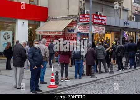 17. Dezember 2020: In den Tagen des Coronavirus am 17. Dezember 2020 in Eminonu, Istanbul, Türkei, warten Menschen in einer Schlange an der nationalen Lotteriekasse. Der große Bonus in der Neujahrsverlosung, die von der National Lottery Administration gehalten wird, wird 100 Millionen TL im Jahr 2021 betragen. Quelle: Tolga Ildun/ZUMA Wire/Alamy Live News Stockfoto