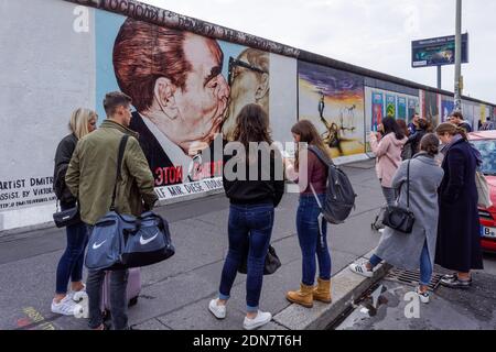 East Side Gallery, Teil der Berliner Mauer an der Muhlenstraße in Berlin Stockfoto