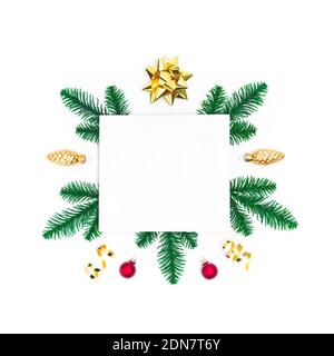 Isolierte weihnachts-Postkarte mit Papier blank, goldenen Verzierungen, Tannenzweigen und funkelt auf weißem Hintergrund. Flay Lay with copy space Stockfoto