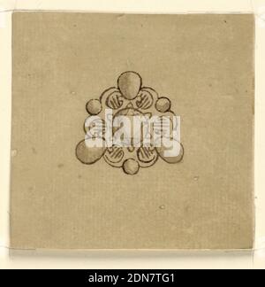 Design für eine Brosche, Stift und Tinte, Pinsel und Sepia waschen auf hellbraunem Papier, Schmuckdesign für eine Brosche. Ein runder Diamant wird von Schriftrollen eingerahmt, die so etwas wie drei Clips bilden, die auf ihren Spitzen eine kleine Runde und in ihren Abständen einen großen erbsenartigen Diamanten stützen., möglicherweise Siena, Italien, Anfang des 19. Jahrhunderts, Schmuck, Zeichnung Stockfoto