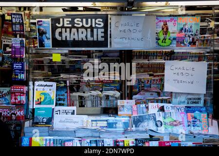 Am 14. Januar 2015 wurde in einem Zeitungskiosk in Paris ein Brett mit der Aufschrift "Charlie Sold Out" installiert. Alle Exemplare des Magazins, die innerhalb von Minuten nach seiner Veröffentlichung in ganz Frankreich ausverkauft sind, und weitere zwei Millionen Ausgaben sollen gedruckt werden. Es ist die erste Ausgabe seit dem Terroranschlag in seinem Büro 12 Menschen ermordet wurden. Foto von Audrey Poree/ABACAPRESS.COM Stockfoto