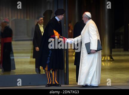 Papst Franziskus schüttelt die Hände mit der Schweizer Garde, als er kommt, um mit Kardinälen und Bischöfen am außerordentlichen Konsistorium vor den Nominierungen neuer Kardinäle, im Vatikan am 13. Februar 2015 teilzunehmen. Papst Franziskus fordert seine Kardinäle auf, mit seiner Reform der veralteten und dysfunktionalen Vatikanischen Bürokratie zusammenzuarbeiten. Foto von Eric Vandeville/ ABACAPRESS.COM Stockfoto