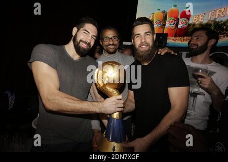 Nikola Karabatic, Didier Dinart und Luka Karabatic und seine Freundin Jeny Priez besuchen eine Party, die von ihrem Sponsor Oasis im VIP Room Theater organisiert wird, nachdem sie am 02. Februar 2015 das Handball-WM-Finale 2015 in Paris gewonnen haben. Foto von Jerome Domine/ABACAPRESS.COM Stockfoto