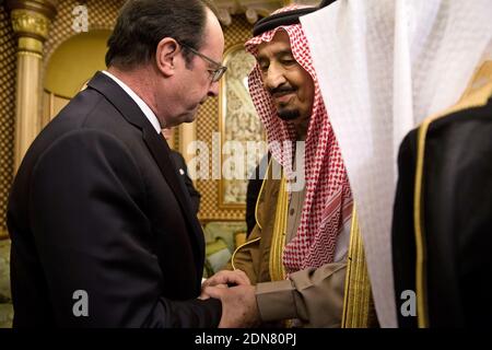 Der französische Präsident Francois Hollande (L) spricht dem neuen König Salman Saudi-Arabiens am 24. Januar 2015 in Riad sein Beileid aus. Würdenträger und Führer aus der ganzen Welt sollten am 24. Januar in Saudi-Arabien eintreffen, um ihrem neuen König Salman, einen Tag nach dem Tod seines Halbbruders König Abdullah, ihr Beileid zu übermitteln. Foto-Pool von Yoan Valat/ABACAPRESS.COM Stockfoto