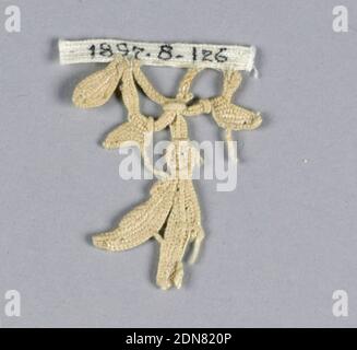 Fragment, Medium: Leinen Technik: Nadelspitze, Fragment hat einen Teil einer kleinen glockenförmigen Blume mit zwei verbleibenden Blütenblättern und ein paar Blättern., Italien, 16.–17. Jahrhundert, Spitze, Fragment Stockfoto