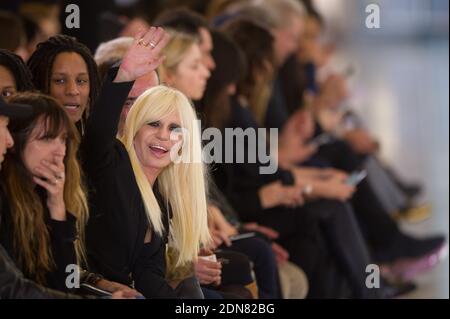 Donatella Versace besucht am 3. März 2015 die Herbst/Winter 2015-2016 Ready-to-Wear-Kollektion von Anthony Vaccarello in Paris, Frankreich. Foto von Thierry Orban/ABACAPRESS.COM Stockfoto