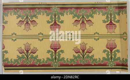 Frieze, York Wall Paper Company, 1895, maschinenbedrucktes Papier, zwei quer bedruckte Ränder (Spiegel). Drei stilisierte Tulpen abwechselnd mit einer einzigen, größeren Tulpe. Die Blüten sind von Streifen in verschiedenen rosa Schattierungen schattiert. Das Shirt ist mit grünen Streifen und länglichen Blattrollen verziert. Unten hat Bänder von dunkel und hellgrün. Rosa Streifenmuster imitiert Tulpen-Färbung, die den negativen Raum zwischen dem grünen Rand und dem Blattwerk füllt. Beigefarbener Boden mit sehr subtilen, hellbeigen, vertivalen, diskontinuierlichen Linien. Darüber hinaus befindet sich eine Gesamtschicht aus kleiner schwarzer Vermikulation. Jugendstil Stockfoto