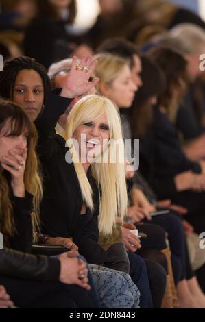 Donatella Versace besucht am 3. März 2015 die Herbst/Winter 2015-2016 Ready-to-Wear-Kollektion von Anthony Vaccarello in Paris, Frankreich. Foto von Thierry Orban/ABACAPRESS.COM Stockfoto