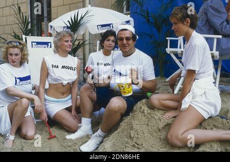 Datei Foto aufgenommen am 1. Juli 1985 von späten Humorist Coluche feiert seine Rückkehr auf Europa 1 Radiosender. Foto von Pascal Baril/ABACAPRESS.COM Stockfoto