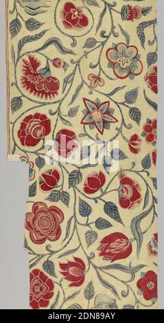 Textil, Medium: Einfarbig gewebt Baumwolle Technik: Gemordet und widerstehen gemalt; Eintauchen gefärbt (Chintz), Scrolling Reben mit roten und blauen Blüten, einschließlich Tulpen und Nelken, auf einem cremefarbenen Boden. Die Formen der Blüten werden betont, indem ein sehr schmaler weißer Raum zwischen dem Rand der Blütenblätter und den Umrissen hinterlassen wird. Das Stück wird quer zur Mitte gezäumt. Unterer Abschnitt zeigt Hinweise auf einen Rand auf der rechten Seite., Weiße Baumwolle, auf der eine stark gebogene Rebe auftaucht, aus der verschiedene große Blüten hervorgehen. Das Laub ist jetzt blau, da das Gelb entzweien ist. Blüht in Rot, rosa Stockfoto