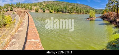 Ein Gehweg auf dem Santa Fe Dam in Williams Arizona. Der Damm ist für die Öffentlichkeit zugänglich. Es ist keine Eigentumsfreigabe erforderlich. Stockfoto