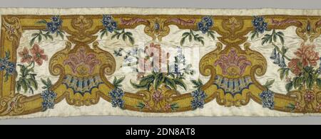 Textil, Medium: Seide auf Seide; Leinentechnik: Chenille-Stickerei und Couched Chenille auf Satingewebe; mit Leinen unterlegt, weißer Satinwert in Chenille bestickt; Goldtöne, braun, grün, blau und rosa. Muster: Horizontale Anordnung von schweren Kurven und Muschelform, abwechselnd mit lebensgroßen Blüten in Clustern; oben schmaler Rand in barocken Kurven. Das Stück wird mit ungebleichtem Leinen unterlegt und durchgearbeitet. Viel von Goldfarbe Chenille couched., Frankreich, Ende des 17. Jahrhunderts–Anfang des 18. Jahrhunderts, Stickereien & Nähte, Textil Stockfoto