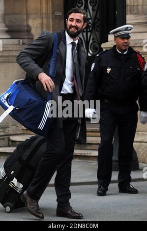 Der Franzose Cyril Dumoulin verlässt am 3. Februar 2015 die Feier Handball French Team World Champion Tittle 2015 im Palais de l'Elysee in Paris, Frankreich. Frankreich gewann vor zwei Tagen die 24. Handball-Weltmeisterschaft der Männer und war das erste Team in der Handball-Geschichte, das fünf Weltmeisterschaften gewann, als es die Überraschungsfinalisten Katar 25-22 besiegte. Frankreich ist jetzt Welt-, Europa- und Olympiasieger und unterstreicht ihre aktuelle Dominanz des Sports. Foto Alain Apaydin/ABACAPRESS.COM Stockfoto