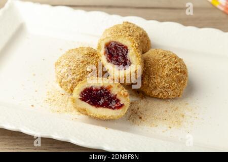 Knödel gefüllt mit Pflaumen, Nahaufnahme Stockfoto