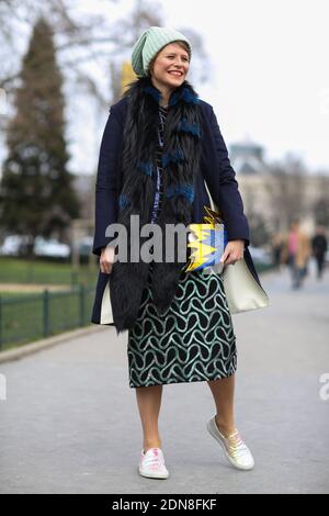 Street style, Elisa Nalin Ankunft in Chanel Frühjahr-Sommer 2015 Haute Couture Collection Show im Le Grand Palais in Paris, Frankreich, am 27. Januar 2015 statt. Foto von Marie-Paola Bertrand-Hillion/ABACAPRESS.COM Stockfoto