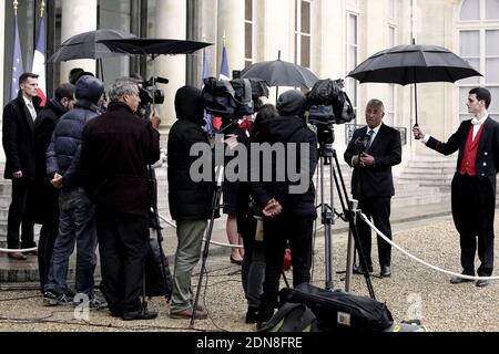 Lisbon mayor and Secretary General of the Portuguese Socialist Party, Antonio Costa answers the media whilst leaving the Elysee Palace after his meeting with French President Francois Hollande, in Paris, France on March 26, 2015. Costa's visit is part of the Summit of European Mayors for Climate hosted by Paris mayor Anne Hidalgo ahead of the United Nations Climate Change Conference, COP21, to be held at Le Bourget site near Paris from 30 November to 11 December 2015. Photo by Stephane Lemouton/ABACAPRESS.COM Stock Photo