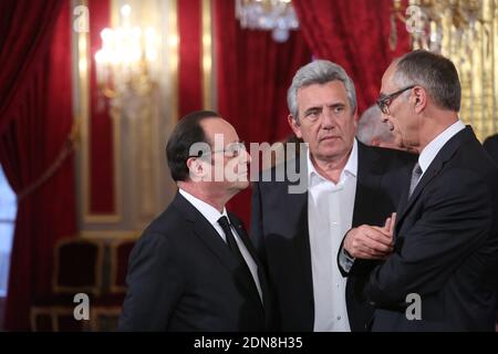 Der französische Präsident Francois Hollande (L) spricht mit Claude Onesta (C), dem Cheftrainer der französischen Handballnationalmannschaft, und Joel Delplanque, Der Präsident der französischen Handball-Föderation bei einem Empfang von Präsident Hollande im Elysee-Palast anlässlich des Sieges der französischen Handball-Nationalmannschaft bei der Handball-Weltmeisterschaft der Männer 2015, die am 3. Februar 2015 in Katar in Paris, Frankreich, stattfand. Photo Pool von Hamilton/ABACAPRESS.COM Stockfoto