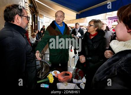 Exklusiv - Bordeaux Bürgermeister und Kandidat für die UMP Partei Vorwahlen Alain Juppe besucht Cadillac Markt in Cadillac, Frankreich am 28. Februar 2015. Foto von Patrick Bernard/ABACAPRESS.COM Stockfoto