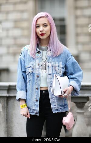 Street Style, Leanne Lim Walker (Mode-Bloggerin) bei der London Fashion Week Ready-to-Wear Herbst-Winter 2015-2016 im Somerset House, London, England am 20. Februar 2015. Sie trägt Levis Jacke von Hannah Beth Fincham, New Look Tasche und Halskette angepasst. Foto von Marie-Paola Bertrand-Hillion/ABACAPRESS.COM Stockfoto