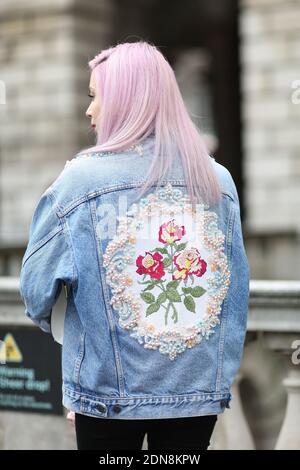 Street Style, Leanne Lim Walker (Mode-Bloggerin) bei der London Fashion Week Ready-to-Wear Herbst-Winter 2015-2016 im Somerset House, London, England am 20. Februar 2015. Sie trägt Levis Jacke von Hannah Beth Fincham angepasst. Foto von Marie-Paola Bertrand-Hillion/ABACAPRESS.COM Stockfoto