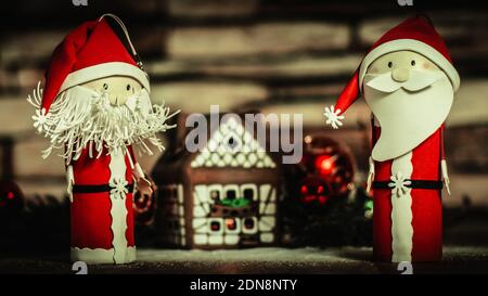 Zwei lustige Weihnachtsmann auf dem Hintergrund einer Lebkuchenhaus. Stockfoto