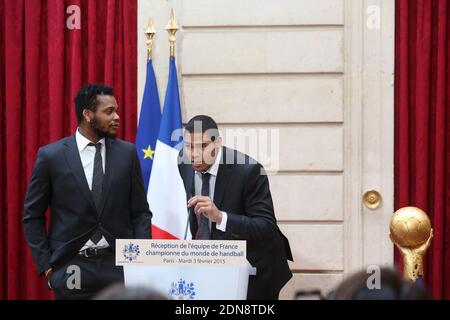 Die französischen Handball-Nationalspieler Cedric Sorhaindo (L) und Daniel Narcisse bei einem Empfang von Präsident Hollande im Elysee Palace anlässlich des Sieges der französischen Handball-Nationalmannschaft bei der Handball-Weltmeisterschaft der Männer 2015, die am 3. Februar 2015 in Katar in Paris, Frankreich, stattfand. Photo Pool von Hamilton/ABACAPRESS.COM Stockfoto