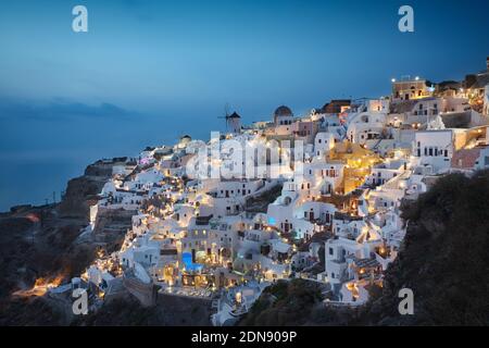 Foto von Snatorini zur blauen Stunde Stockfoto