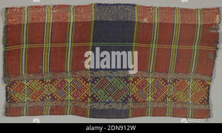 Textil, Medium: Wolle, Seide, Baumwolle, Leinen, Silberfolie auf Seidenkern (1952) Technik: Evensided Twill; Fancy Twill on Band (1952), Rechteck von Karabinett mit breiten zentralen vertikalen blauen Band und weit auseinander horizontal und vertikal Streifen in grün, gelb, blau, weiß, auf einem dunkelroten Boden. Horizontales Band am Boden mit geometrischem Muster aus Diamant-S-Formen in Cerise, rot, gelb, blau, grün, lila, weiß und schwarz Twill., Rumänien, 18.–19. Jahrhundert, gewebte Textilien, Textil Stockfoto