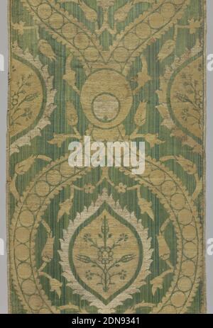 Textil, Medium: Leinen, Seide, metallische Fäden Technik: Köperbindung mit zusätzlichem Kettflor (Samt) Label: Seide und metallischer Samt mit Leinenfeck, EINE Länge aus gewebtem Samt mit einem großformatigen, vertikal symmetrischen Design im Stil des 17. Jahrhunderts. Ogees mit gezackten Rändern mit kleinen blühenden Baummotiven sind von einem großformatigen ogivalen Rahmendevid umgeben, das aus Perlumrandungen besteht; mit einer Perlenscrest am Schnittpunkt. In Gold metallischen Köper auf einem Boden aus grünem Seidensamt Haufen in verschiedenen Schattierungen, was einen Streifen-Effekt., Türkei, 19. Jahrhundert Stockfoto