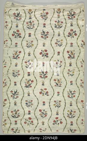 Textil, Medium: Wolle, Leinentechnik: Crewbestickung, gesteppt, kleine Steppdecke, weißes Leinen, gestickt in polychromen Wolle. Design von schlanken wellenförmigen Reben, vertikal steigend; freistehende natürliche Größe Blütengruppen zwischen Reben Stielen. Hintergrund gesteppt, einfaches diagonales Muster; gefüttert mit weißem Leinen., Frankreich, 18. Jahrhundert, Stickerei & Nähte, Textil Stockfoto