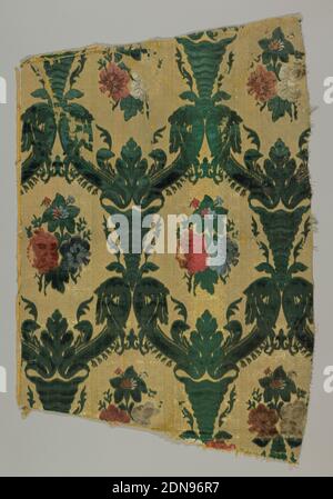 Fragment, Medium: Seide, Baumwolle, Metallstreifen Technik: Geschliffener und ungeschnittener zusätzlicher Kettstapel (Samt) in einem einfachen Webfundament bedecken zusätzliche Schussschwellen aus Metallstreifen abwechselnd Schüsse des Fundamentwefts, geschnittener und ungeschnittener Samt mit einer kleinen Gruppe von drei Blumen, die in einem aufwendig verzierten Ogee-Gitter eingeschlossen sind. Kettflor Farben sind dunkelgrün, rot, hellblau, gelb und elfenbein auf einem gelben und goldenen Hintergrund., Russland, 19. Jahrhundert, gewebte Textilien, Fragment Stockfoto
