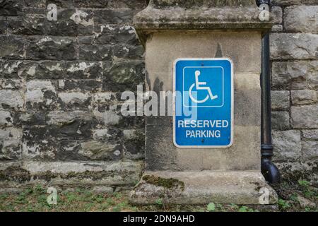 Reserviertes Parkschild an einer historischen Stadtmauer in London. Stockfoto