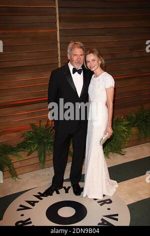 Datei Foto : Harrison Ford und Calista Flockhart kommen zur Vanity Fair Oscar Party 2014 in West Hollywood, Los Angeles, CA, USA, am 2. März 2014. Der 72-Jährige, Star der Indiana Jones- und Star Wars-Filme, meldete einen Motorausfall und landete sein Vintage-Flugzeug auf einem Golfplatz in Venedig in Los Angeles. Er atmete und war wach, als Sanitäter eintrafen und ihn in einem "fairen bis mäßigen" Zustand ins Krankenhaus brachten, sagte ein Sprecher der Feuerwehr. Foto von Lisa Fierro/ABACAPRESS.COM Stockfoto