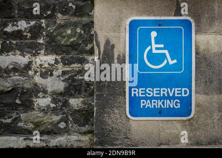 Reserviertes Parkschild an einer historischen Stadtmauer in London. Stockfoto