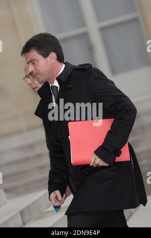 Premierminister Manuel Valls, der am 7. Januar 2015 in Paris, Frankreich, die Büros der französischen Satirezeitung Charlie Hebdo gestürmt hatte und mindestens 12 Tote hinterließ, kam im Elysee-Palast an, um an einem interministeriellen Krisentreffen teilzunehmen. Foto von Thierry Orban/ABACAPRESS.COM Stockfoto