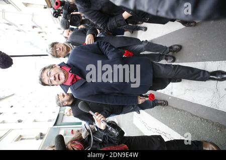 Das Mitglied des Europäischen Parlaments und der ehemalige linke Parteivorsitzende Jean-Luc Melenchon, der am 7. Januar 2015 in Paris vor den Pariser Büros des satirischen Wochenmagazins Charlie Hebdo in Paris, Frankreich, eintraf. Mindestens 11 Menschen wurden getötet - darunter zwei Polizisten - und 5 verletzt, als zwei schwer bewaffnete Schützen die Büros stürmten. Das Magazin ist international berühmt für die Veröffentlichung einer umstrittenen Serie von Cartoons, die den Propheten Mohammed im Jahr 2012 darstellen. Foto von ABACAPRESS.COM Stockfoto