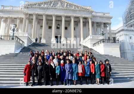 Am 7. Januar 2015 in Washington, DC, nehmen die Vorsitzende der House Minority Nancy Pelosi (D-CA) und die demokratischen Frauen des Hauses an einer Fotogelegenheit auf den Stufen an der Ostfront des Kapitols Teil.der 114. Kongress markiert die meisten Frauen, die in dem Haus in der Geschichte der USA dienen. Mit 65 Mitgliedern.Foto von Olivier Douliery/ABACAPRESS.COM Stockfoto