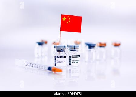 Coronavirus (COVID-19) Impffläschchen mit der Flagge Chinas. Stockfoto