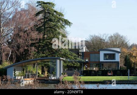 Modernes Haus mit Blick auf die Themse in Cookham, Berkshire, Großbritannien. Fotografiert vom gegenüberliegenden Flussufer. Stockfoto
