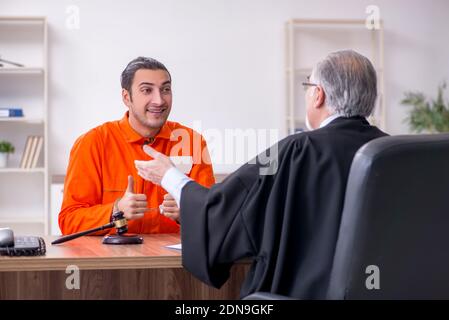 Alte Richter Treffen mit jungen Gefangenen im Gerichtsgebäude Stockfoto