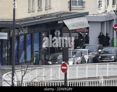 Polizeikräfte versammeln sich am 9. Januar 2015 in der Nähe von Porte de Vincennes, östlich von Paris, Frankreich, nachdem mindestens eine Person verletzt wurde, als ein Schütze das Feuer in einem koscheren Lebensmittelgeschäft eröffnete und mindestens fünf Personen als Geisel nahm. Der Angreifer wurde verdächtigt, derselbe Schütze zu sein, der am 8. Januar in Montrouge im Süden von Paris eine Polizistin bei einer Schießerei tötete. Foto von Nicolas Gouhier/ABACAPRESS.COM Stockfoto