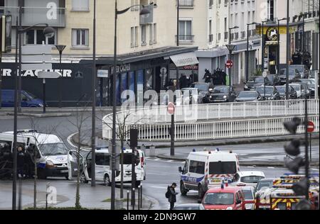 Polizeikräfte versammeln sich am 9. Januar 2015 in der Nähe von Porte de Vincennes, östlich von Paris, Frankreich, nachdem mindestens eine Person verletzt wurde, als ein Schütze das Feuer in einem koscheren Lebensmittelgeschäft eröffnete und mindestens fünf Personen als Geisel nahm. Der Angreifer wurde verdächtigt, derselbe Schütze zu sein, der am 8. Januar in Montrouge im Süden von Paris eine Polizistin bei einer Schießerei tötete. Foto von Nicolas Gouhier/ABACAPRESS.COM Stockfoto